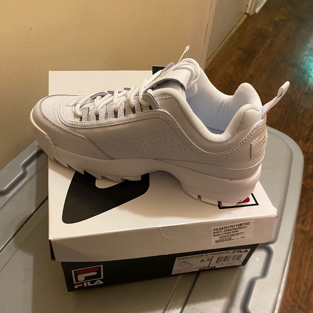 NWT Fila Women’s sneakers Size 8.5